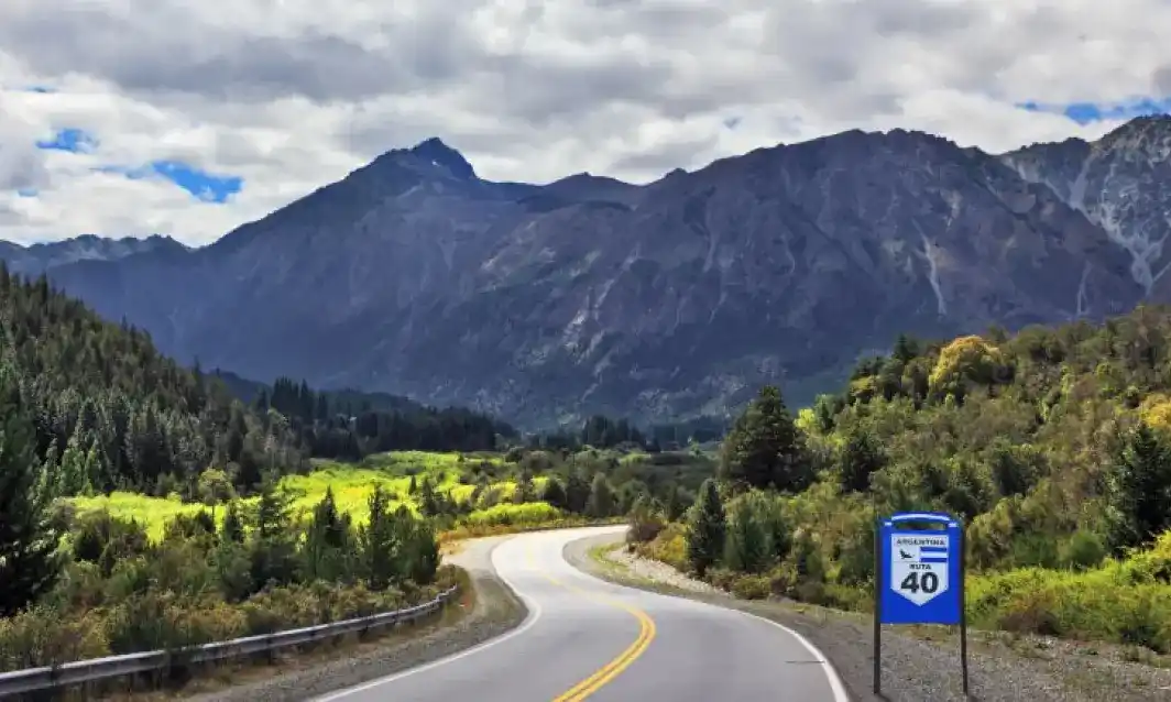 En la imagen se muestra la ruta 40 con montañas verdes de fondo